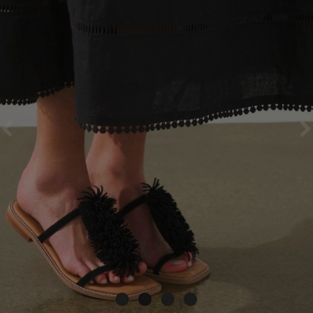 Gorgeous New Black Fringe Thong Leather Sandals! Size 9💕